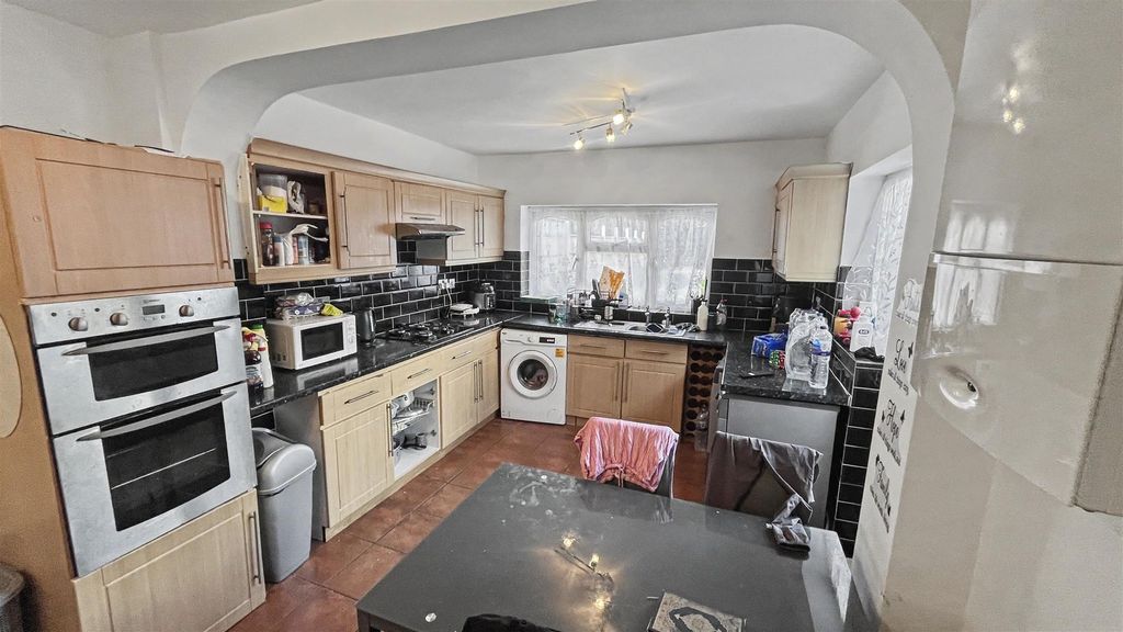 Property photo 3 of 11 Kitchen