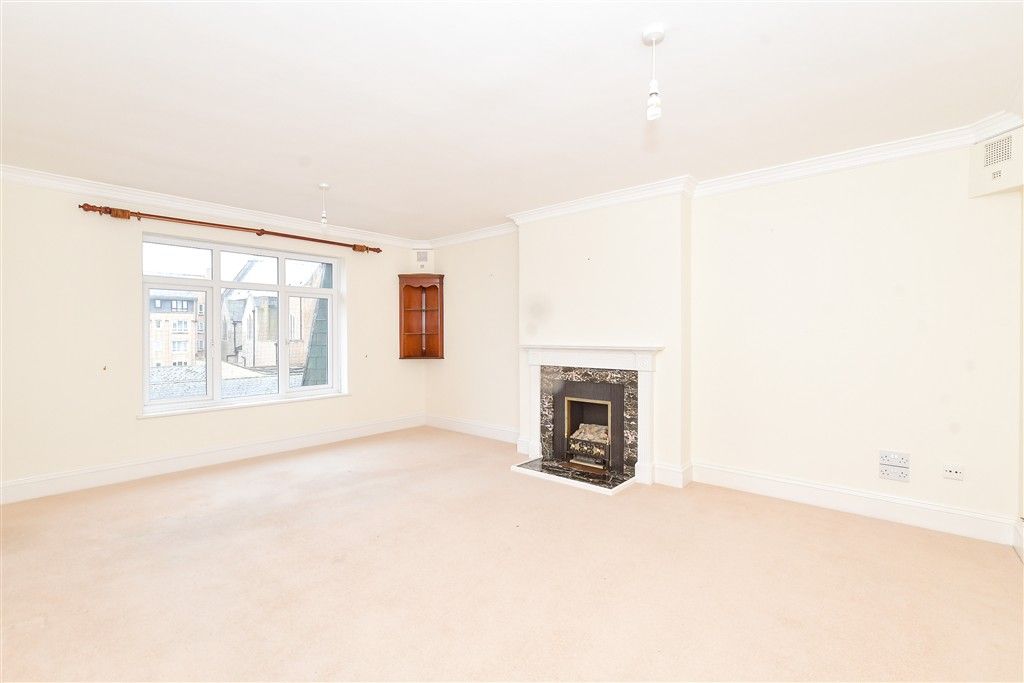 Property photo 2 of 15 Lounge