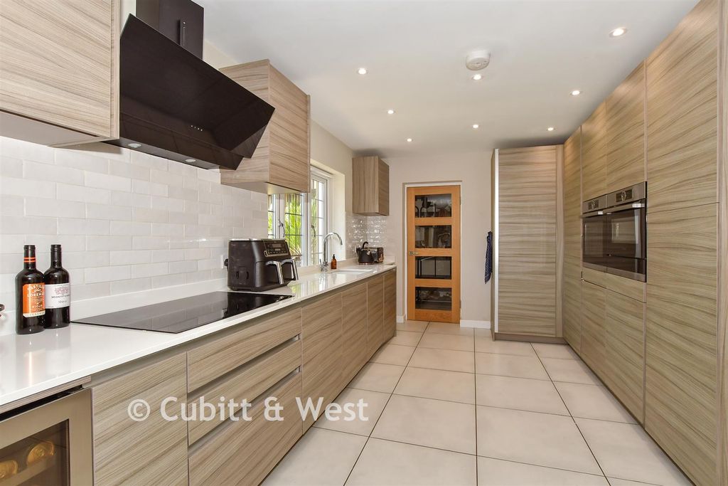 Property photo 2 of 25 Kitchen