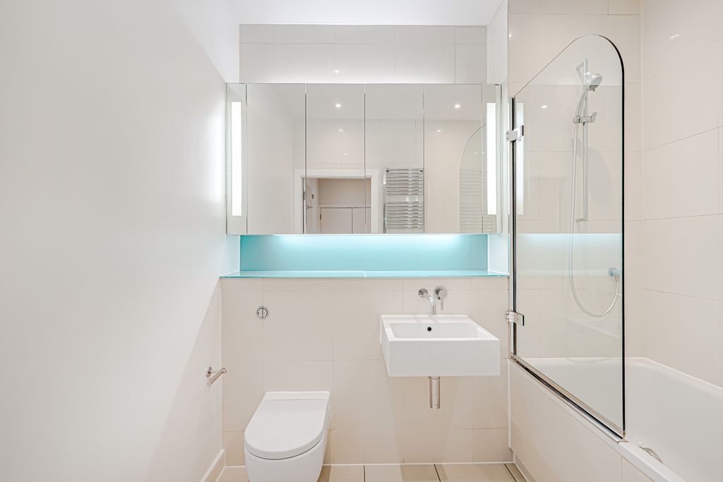 Property photo 3 of 16 Flat 4 221 Brompt...
