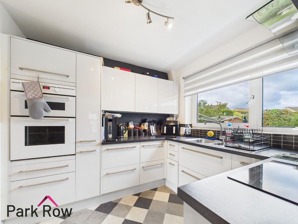 Property photo 3 of 17 Kitchen