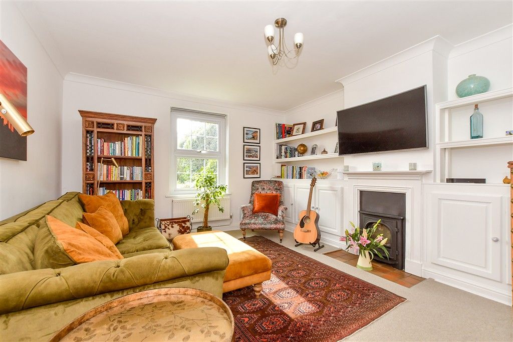Property photo 2 of 13 Lounge