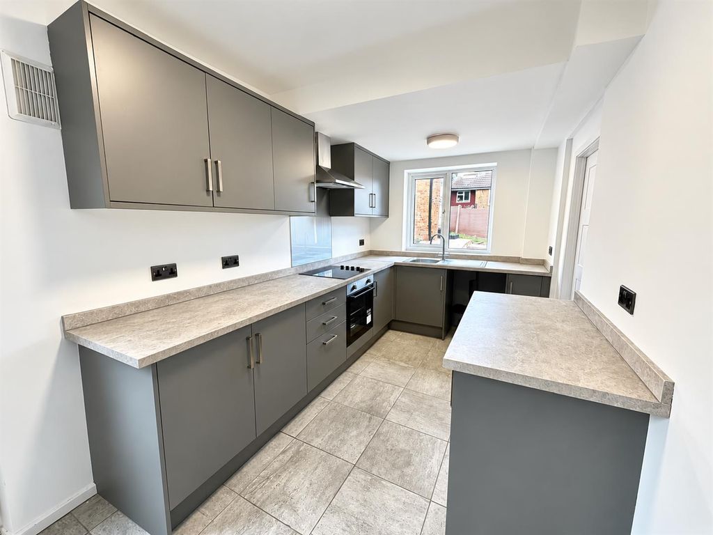 Property photo 2 of 17 Kitchen: