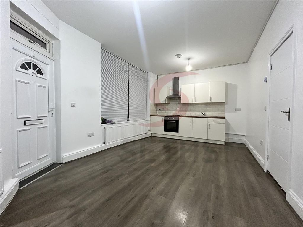 Property photo 2 of 8 Lounge/Kitchen