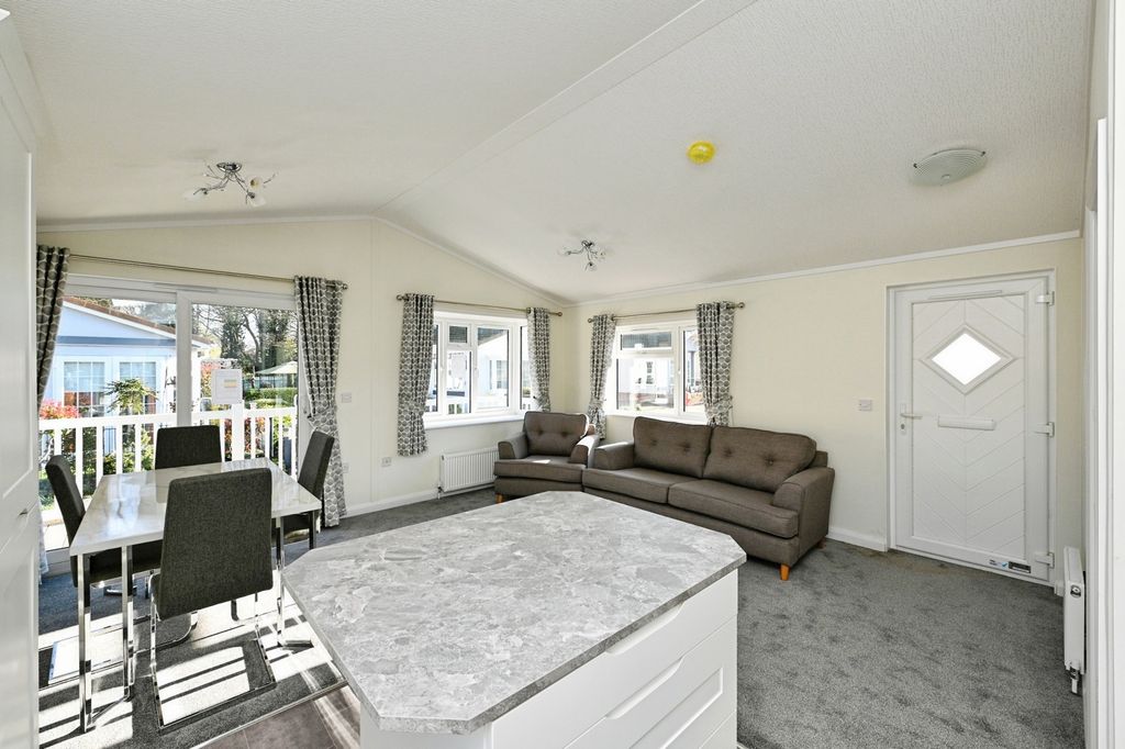 Property photo 2 of 16 Pbox-Img.Jpg