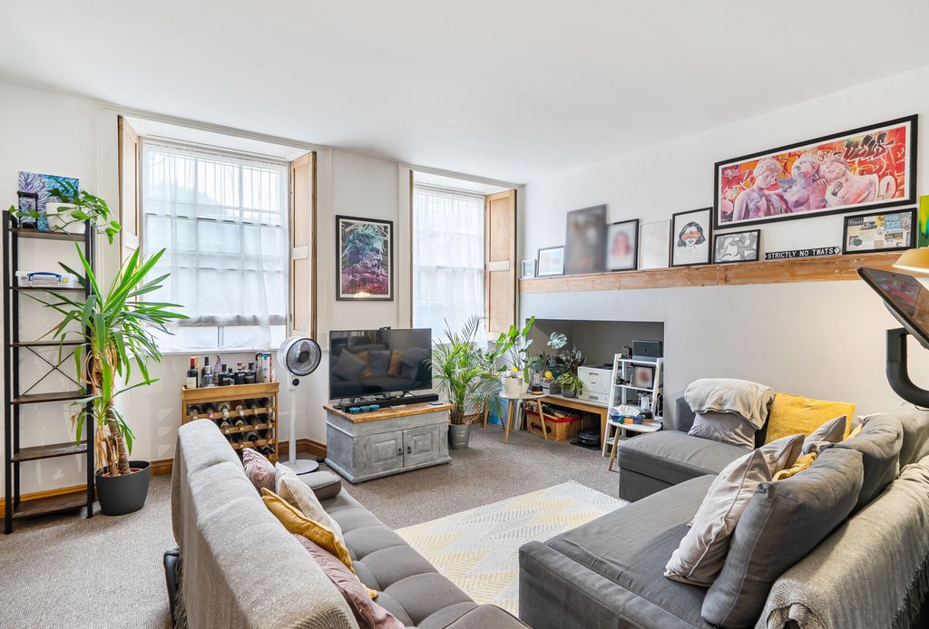 Property photo 2 of 14 Sitting Room