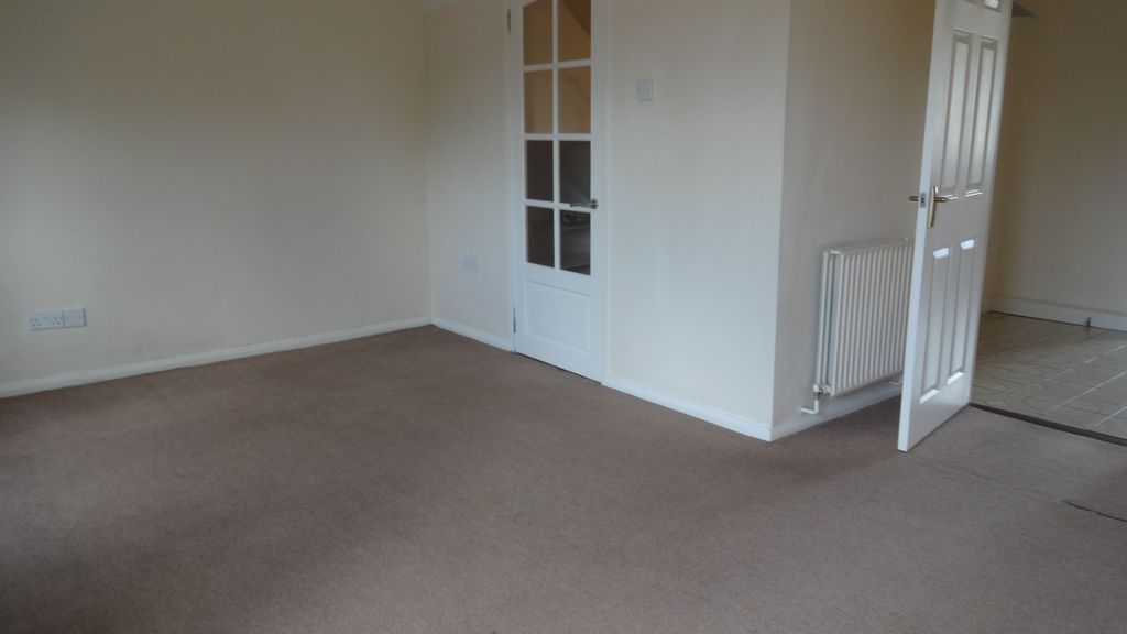 Property photo 3 of 12 Lounge