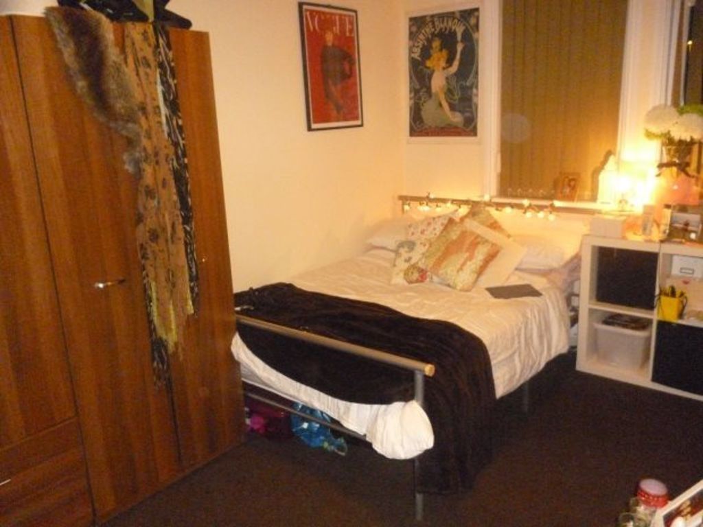 Property photo 2 of 30 A Well-Presented Master Bedroom Featuring A Large ...