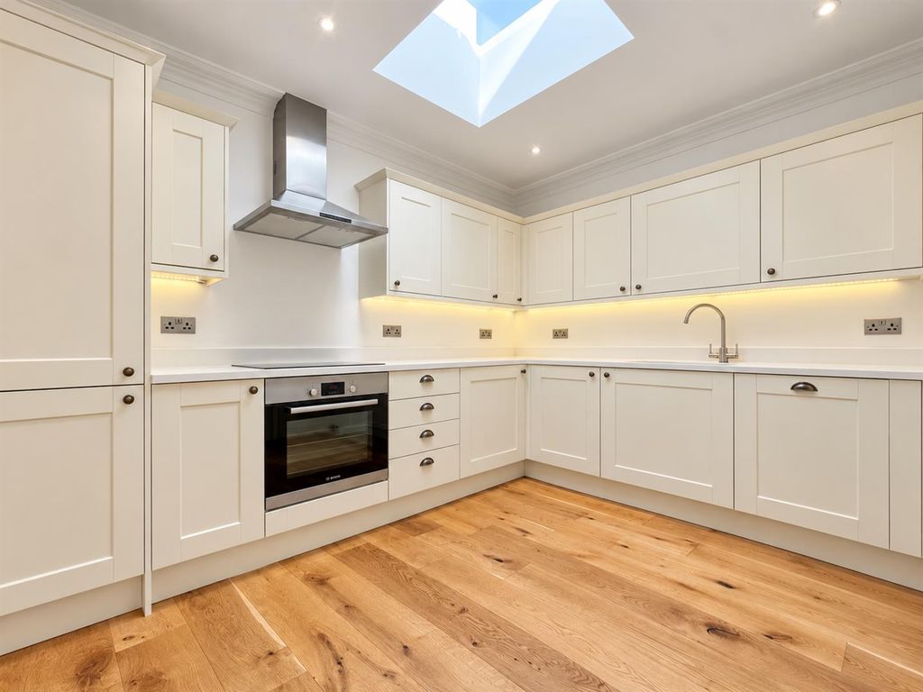 Property photo 1 of 10 Kitchen
