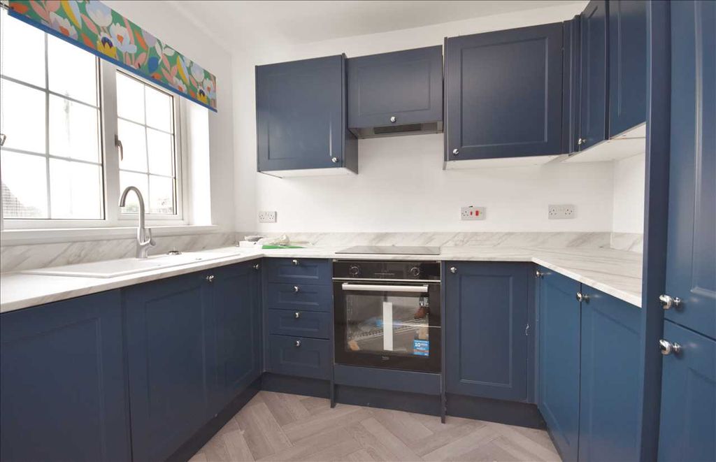 Property photo 3 of 7 Kitchen