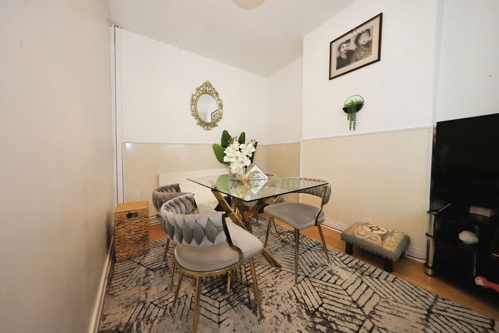 Property photo 3 of 17 Photo