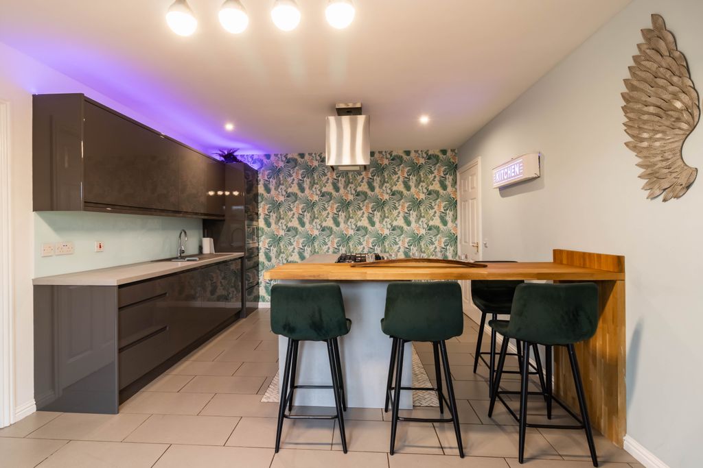 Property photo 3 of 27 Dining Kitchen