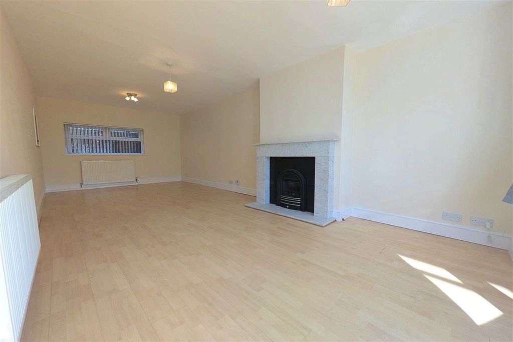 Property photo 3 of 12 Lounge