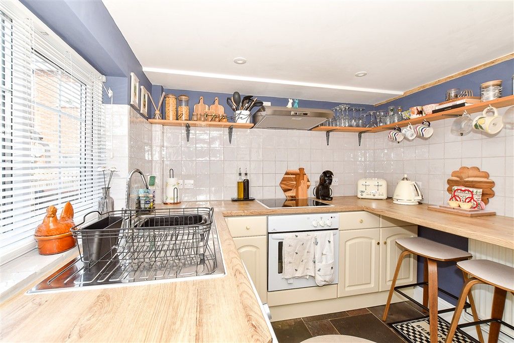 Property photo 3 of 11 Kitchen