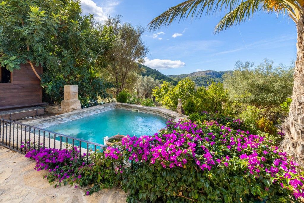 Property photo 3 of 19 Pool (2)