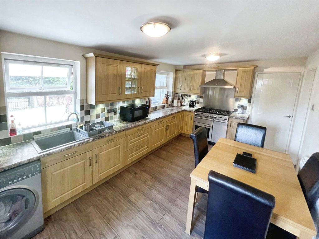 Property photo 3 of 18 Kitchen