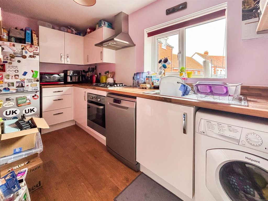 Property photo 3 of 9 Kitchen