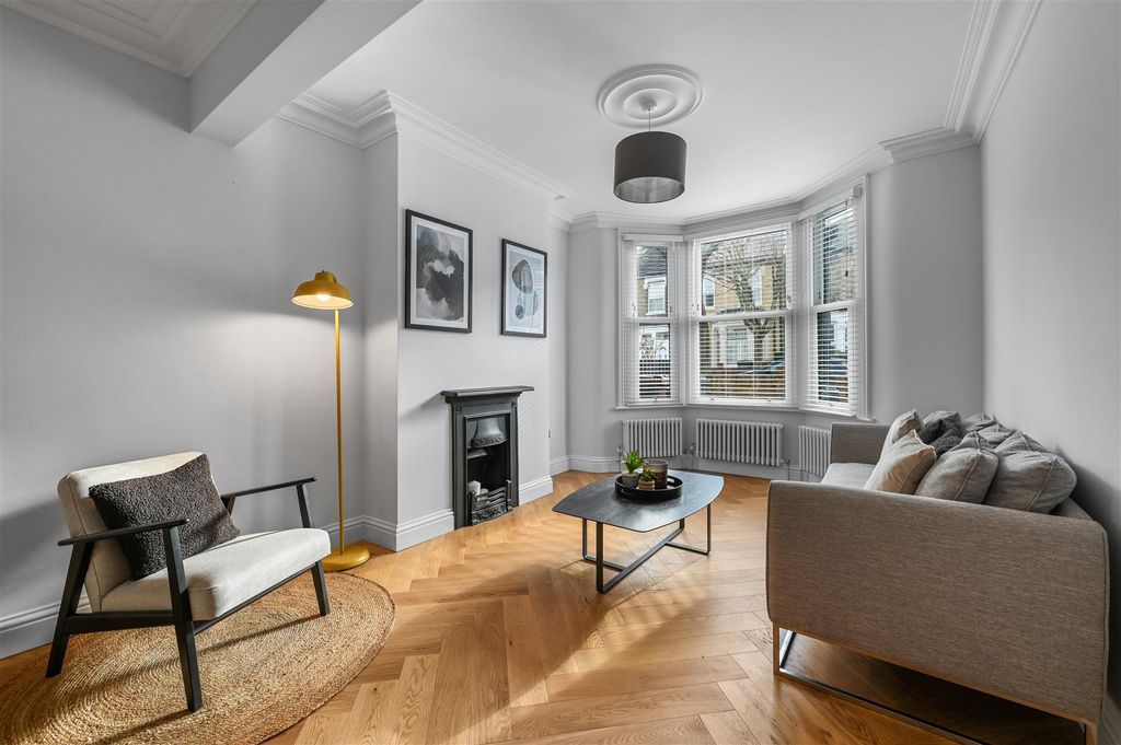 Property photo 3 of 29 Through Lounge