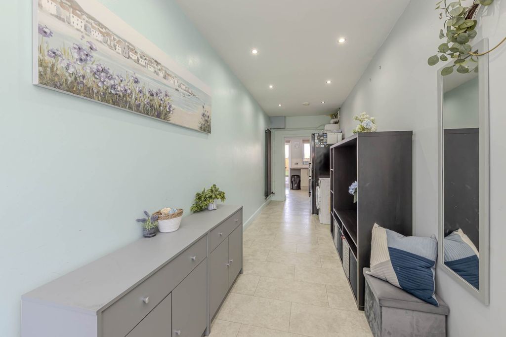 Property photo 2 of 28