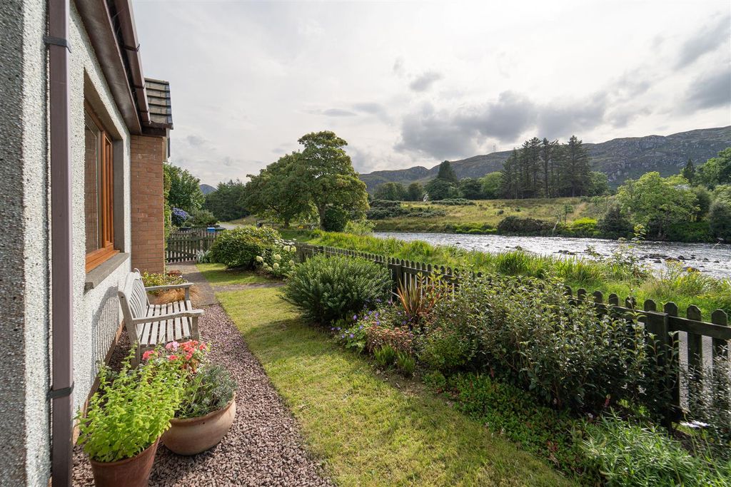 Property photo 2 of 19 18 Front Garden And River.Jpg