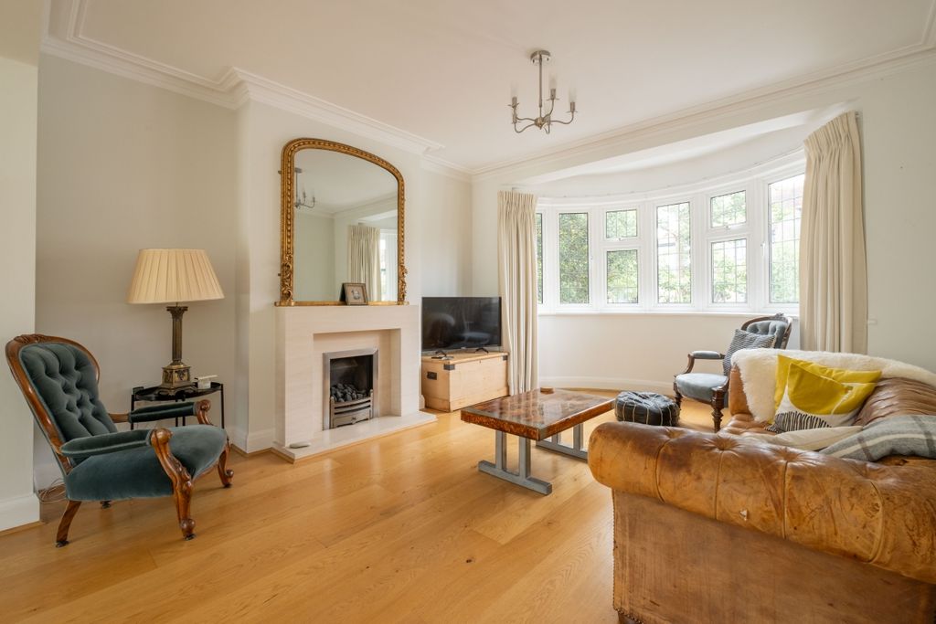 Property photo 2 of 19 Ashley-Gardens-04...