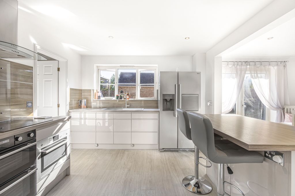 Property photo 3 of 24 Kitchen/Diner