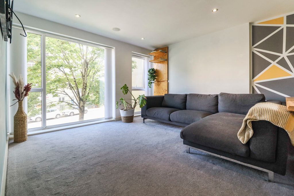Property photo 2 of 10 Pbox-Img.Jpg