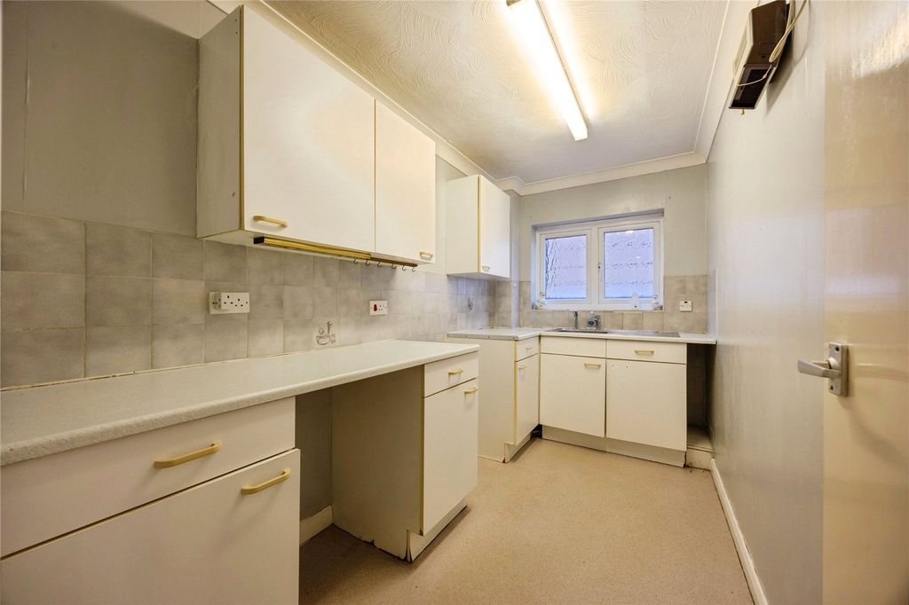 Property photo 3 of 11 Kitchen