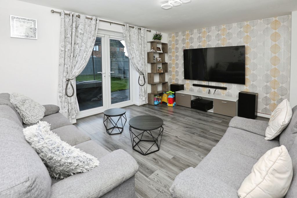 Property photo 2 of 15 Lounge