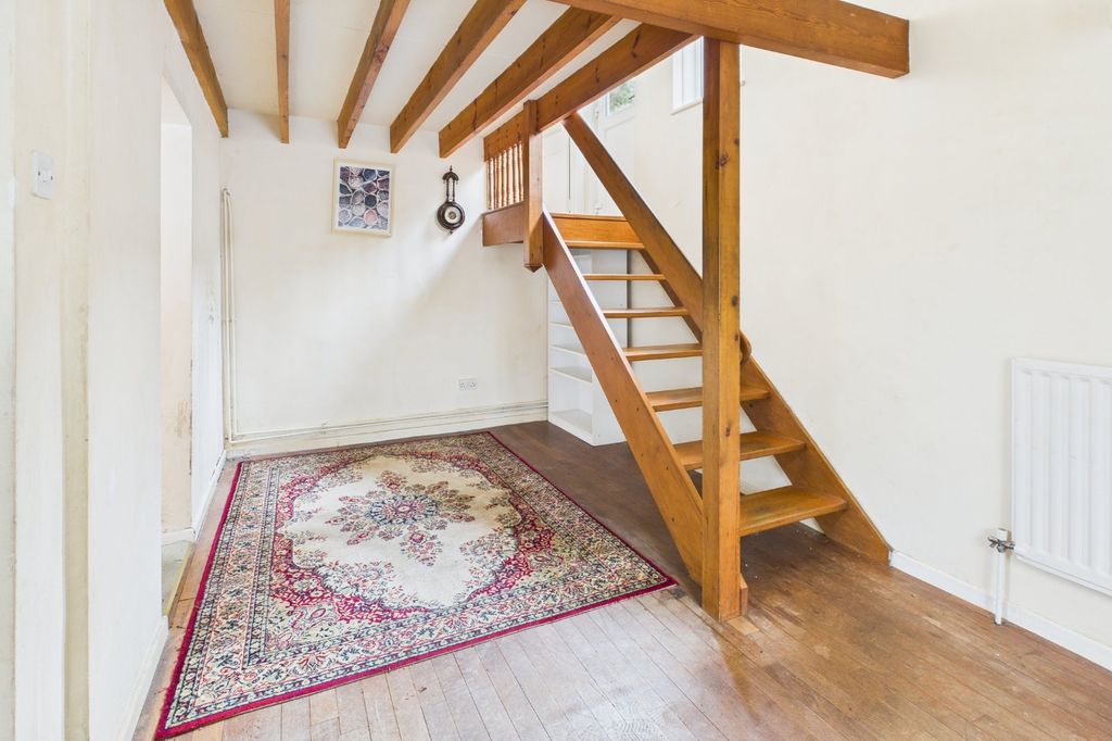 Property photo 3 of 18 Entrance Hall