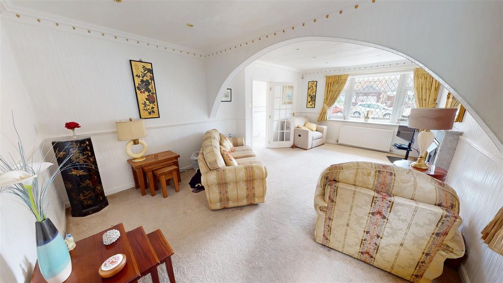 Property photo 2 of 28 Avondale Road Living Room