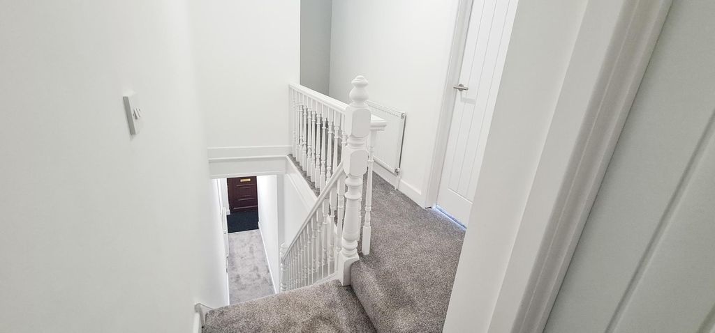 Property photo 1 of 6 Entrance Hall