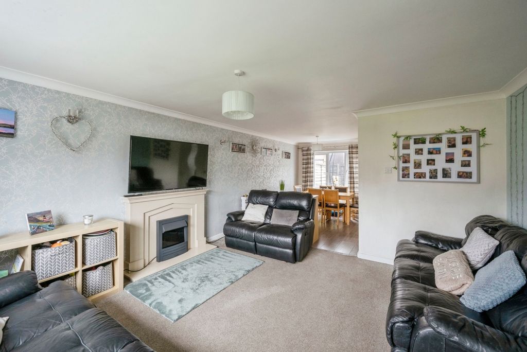 Property photo 2 of 18 Lounge