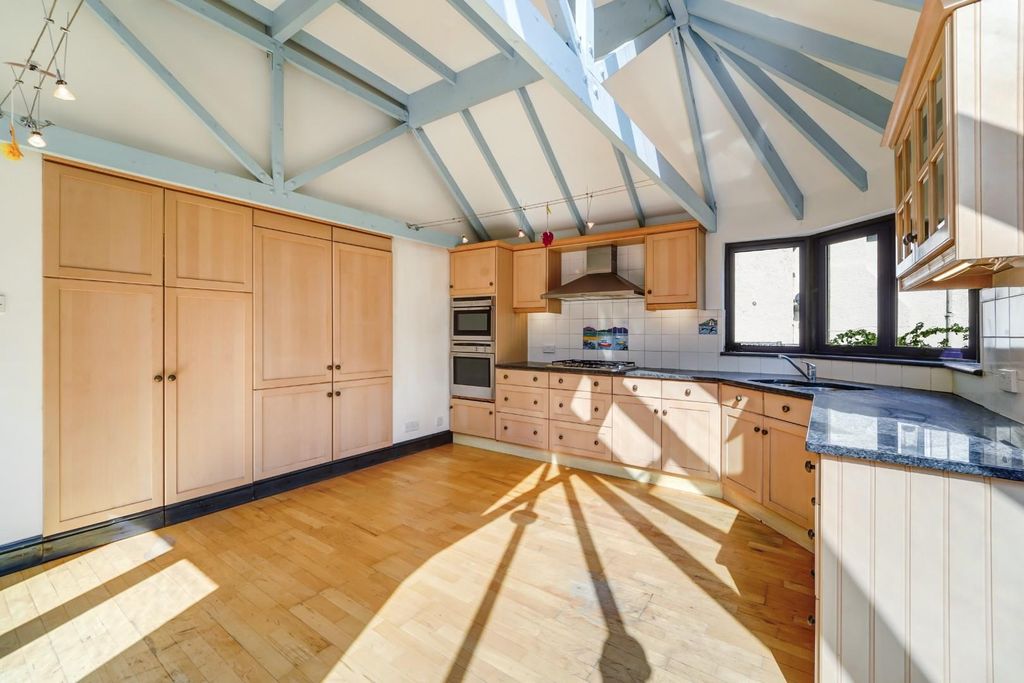 Property photo 3 of 25 Longdown Lane