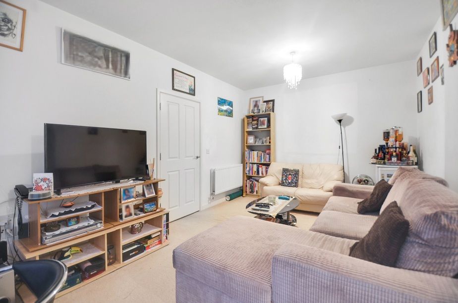 Property photo 2 of 28 Lounge.Jpg