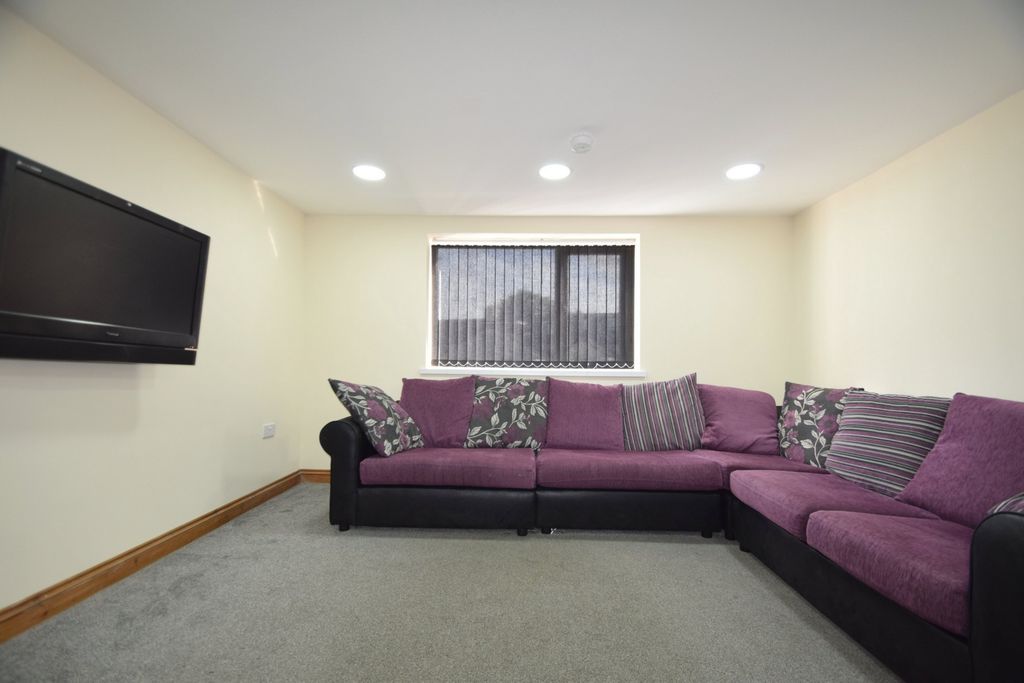 Property photo 2 of 12 Photo 1