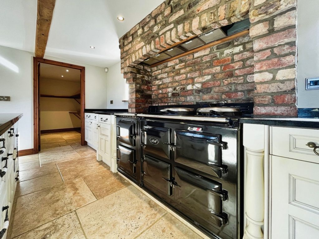 Property photo 2 of 30 3949446