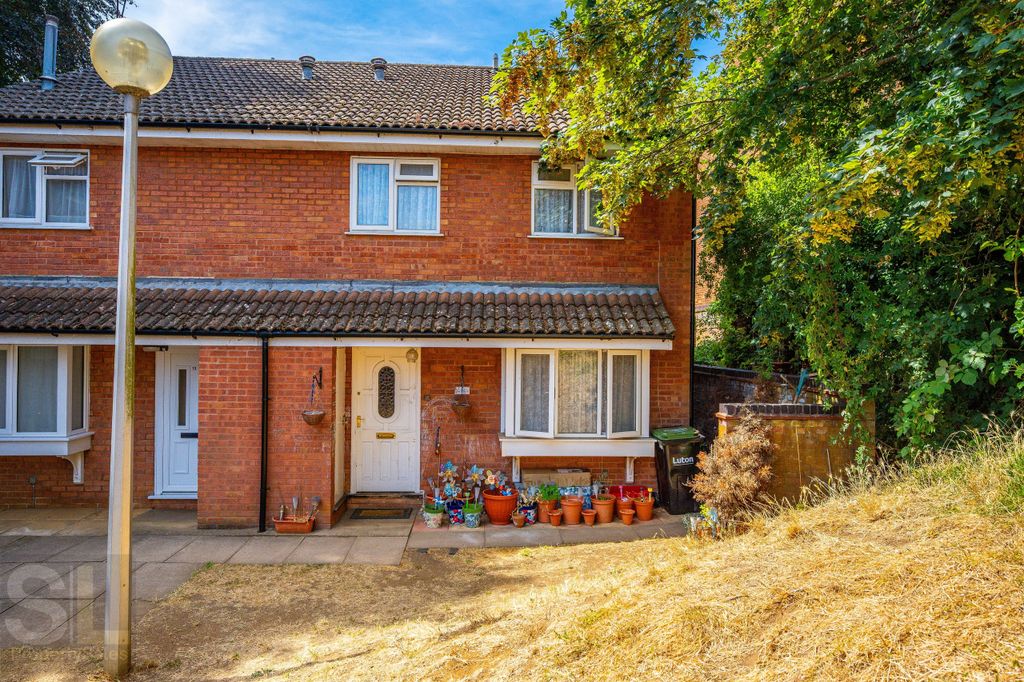 Property photo 1 of 10 Moorlandgardensluton_2711
