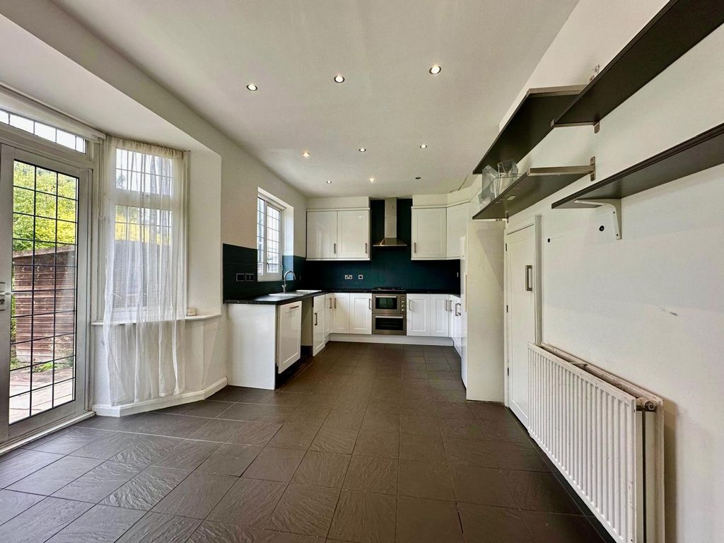 Property photo 3 of 17 Kitchen