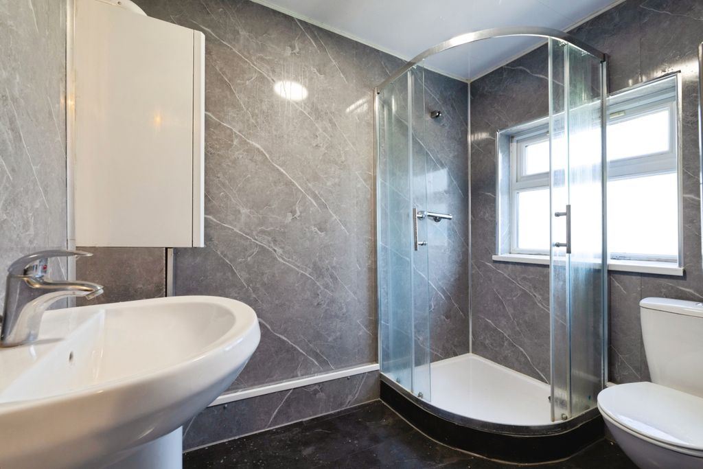 Property photo 3 of 17 Bathroom