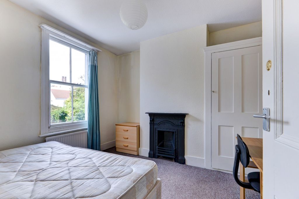 Property photo 2 of 18 A Well-Maintained Double Bedroom Featuring A Neatl...