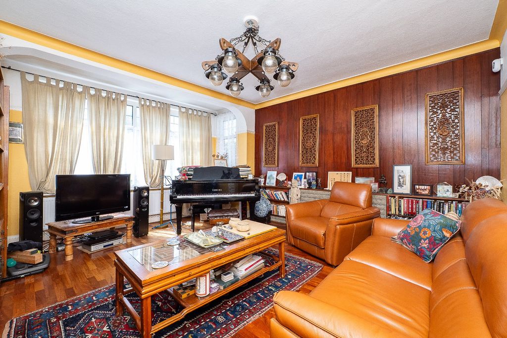 Property photo 2 of 19 Lounge
