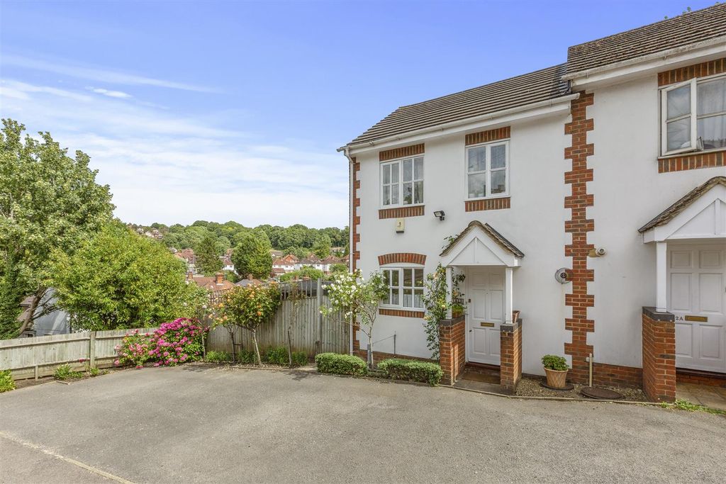Property photo 1 of 14 142B Totteridge Road, Hp13 6Hz-12.Jpg