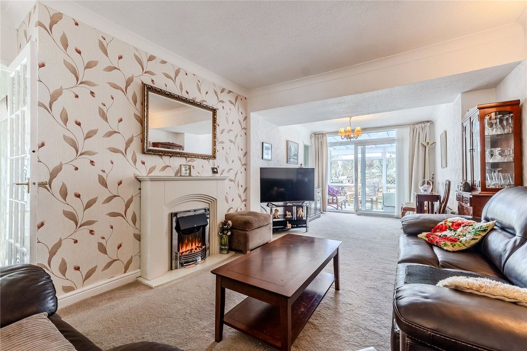 Property photo 2 of 17 Lounge