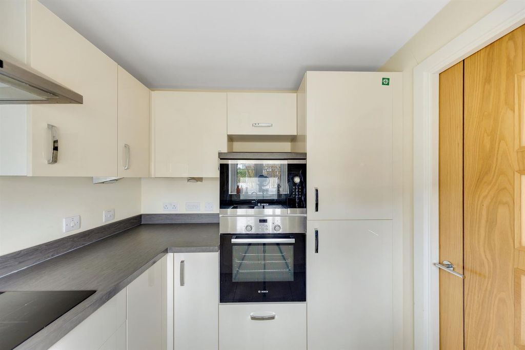 Property photo 3 of 18 08-0Be0Pfmcs 7 Queens Gate-25-Medium.Jpg