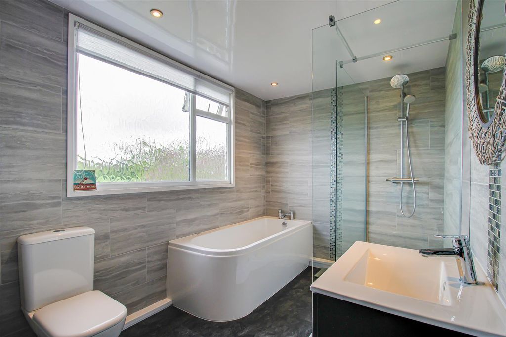 Property photo 2 of 14 Bathroom
