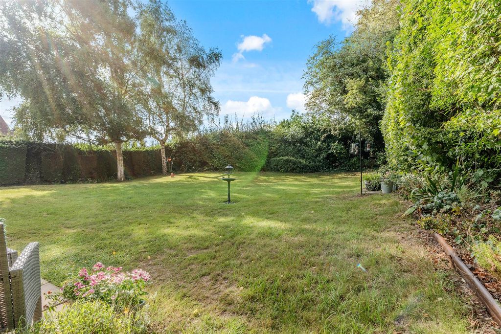 Property photo 2 of 16 Communal Garden