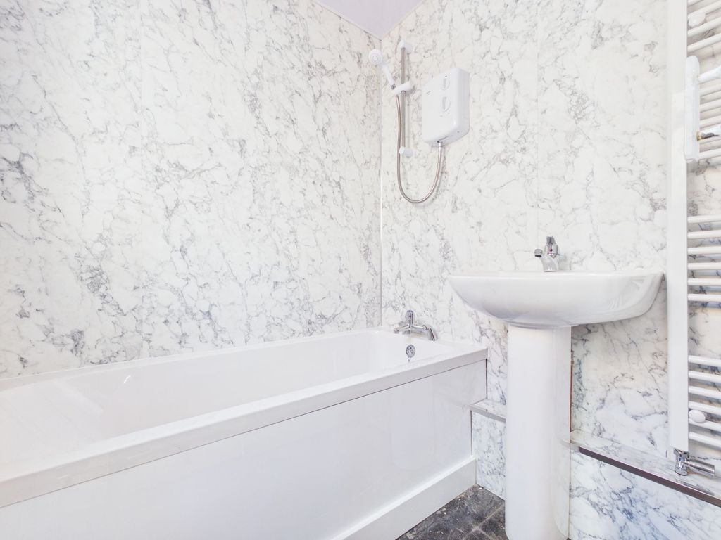 Property photo 3 of 8 Bathroom