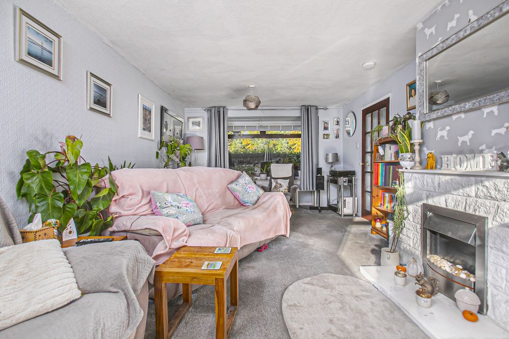 Property photo 2 of 28
