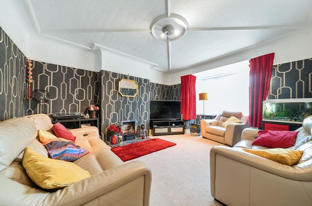 Property photo 2 of 17 Davidson Frost-Wellings, Dfw, Whitchurch Gardens,